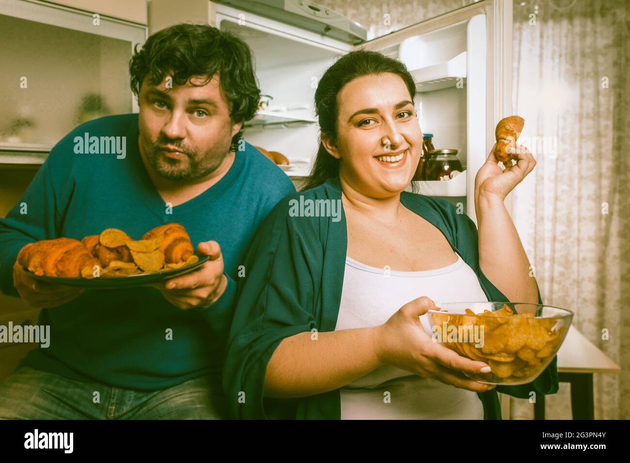 Plus Size Family mangiare cibo non sano Foto Stock