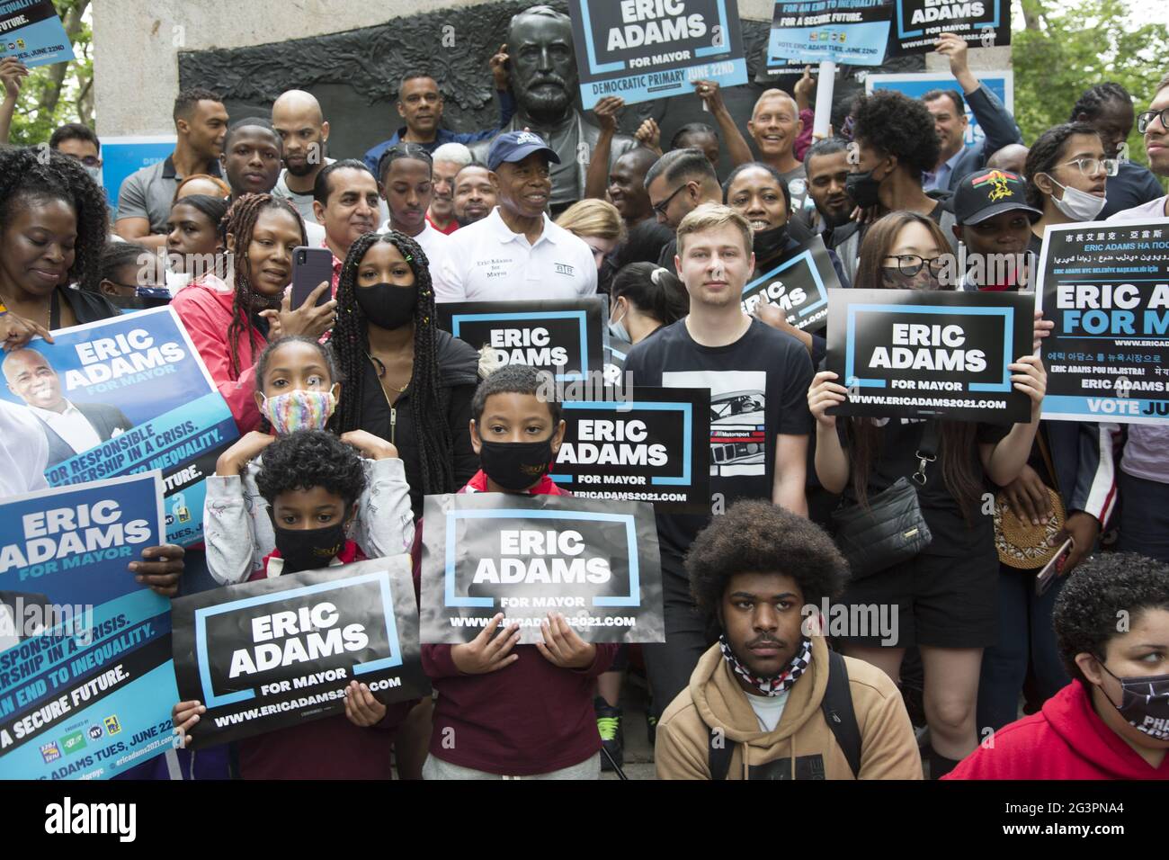 Eric Adams e i tifosi hanno un rally mentre il presidente Borough di Brooklyn corre per il sindaco di New York City. CADMAN Plaza, Brooklyn, New York. Foto Stock