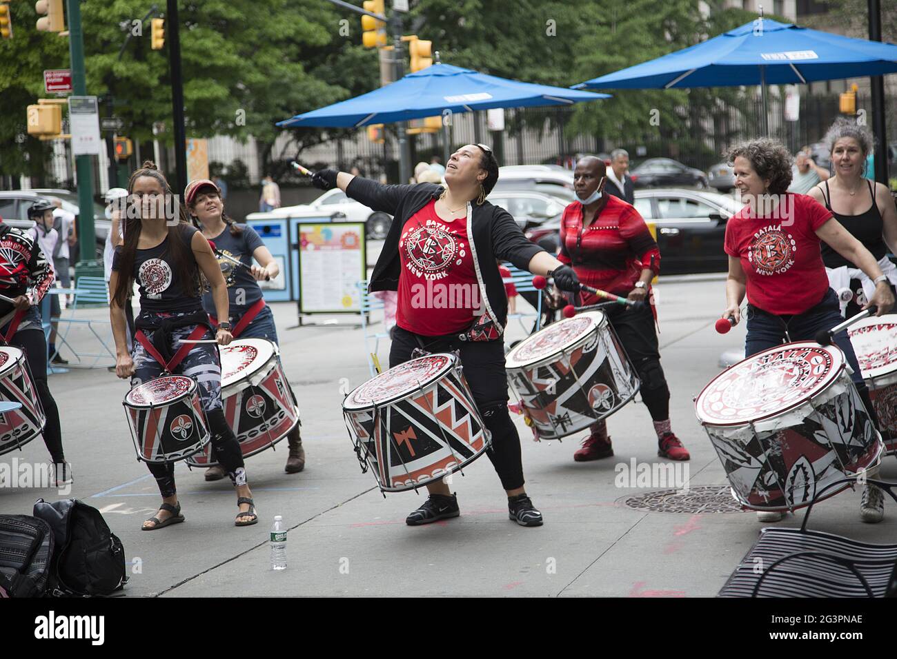 I batteristi di Batala si allenano in una piazza nel centro di Brooklyn. Foto Stock