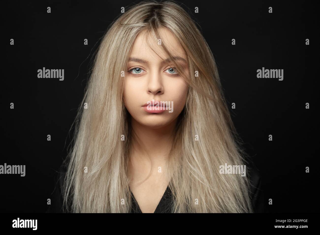 Bella giovane bionda con capelli a cuci Foto Stock