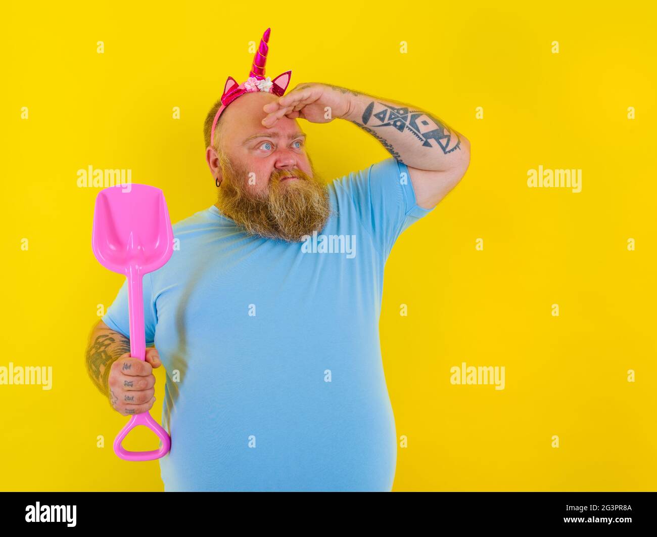 fat uomo con archetto gioco con paddle mare Foto Stock