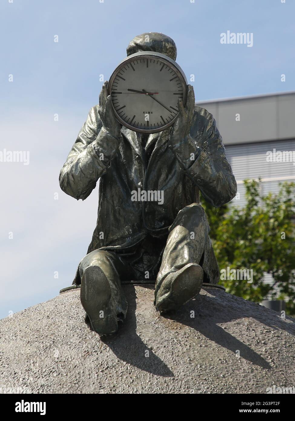 Scultura il contatore del tempo sulla piazza dell'Elbbahnhof a Magdeburgo Foto Stock