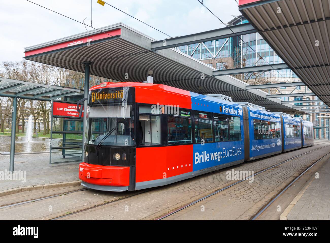 Brema, Germania - 19 aprile 2021: Tram AEG ADtranz GT8N trasporto pubblico Stazione aeroporto Flughafen a Brema, Germania. Foto Stock