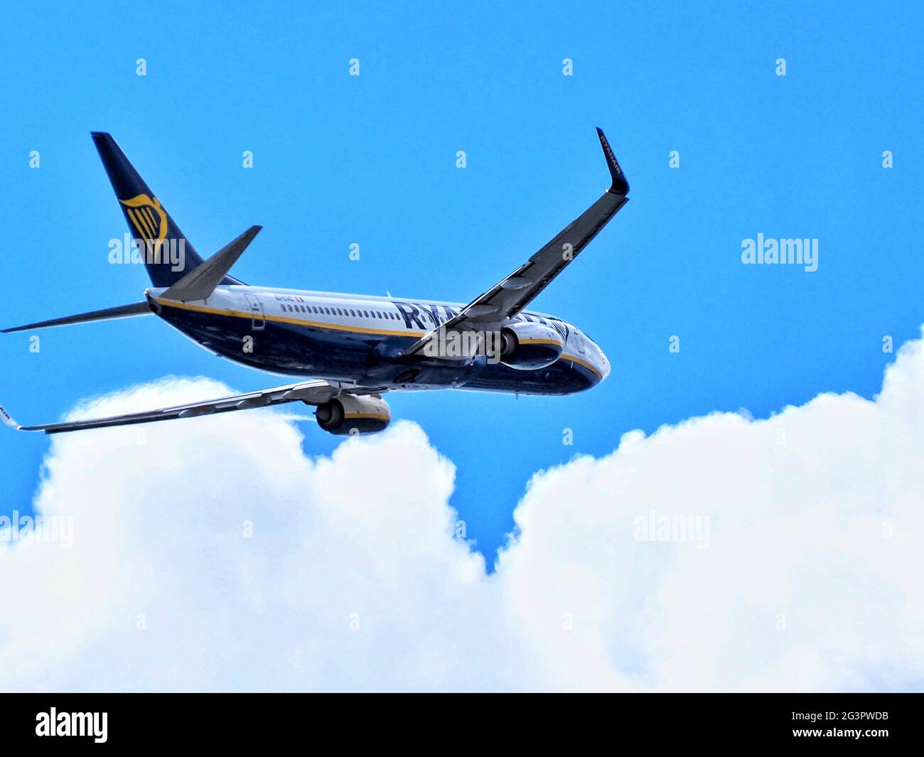 Ryanair aereo contro un cielo blu Foto Stock
