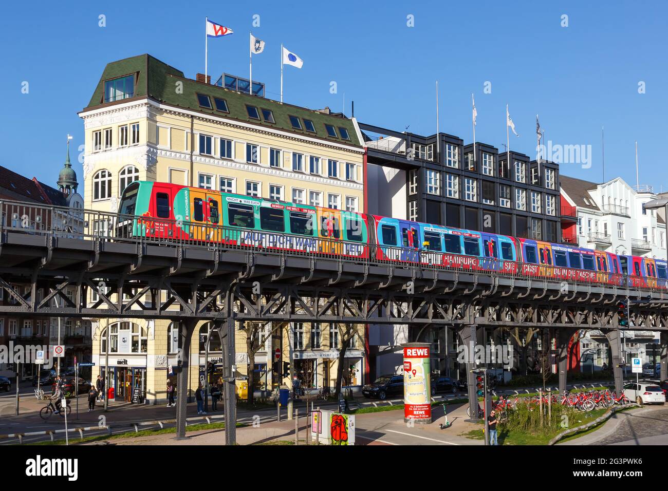 Amburgo, Germania - 20 aprile 2021: Treno della metropolitana Hochbahn Elbpromenade Landungsbrücken ad Amburgo, Germania. Foto Stock