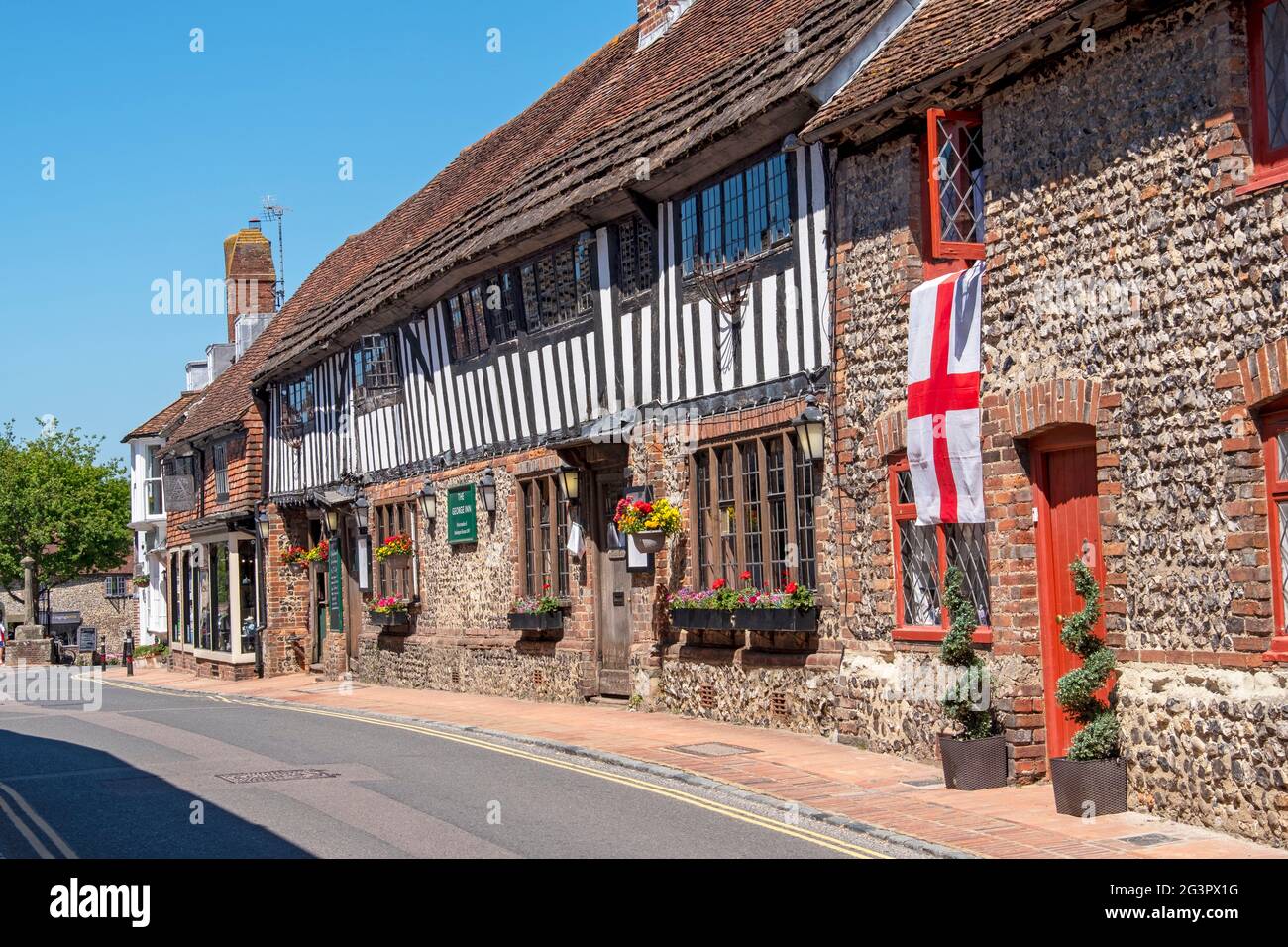 Alfriston, The George Inn, East Sussex, Regno Unito con bandiera inglese su cottage Foto Stock