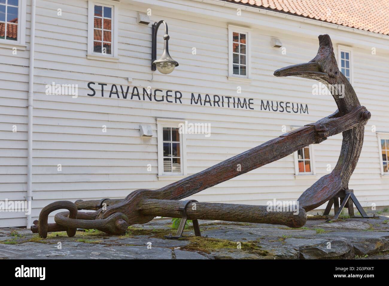 Un'antica ancora esposta di fronte all'ingresso del Museo Marittimo di Stavanger in Norvegia Foto Stock