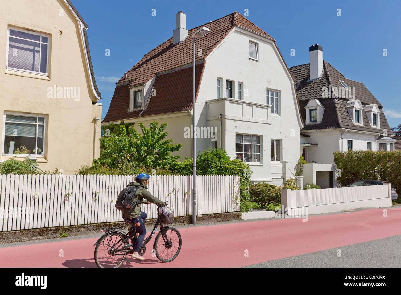 Gente che cammina attraverso le strade tradizionali di Stavanger in Norvegia Foto Stock