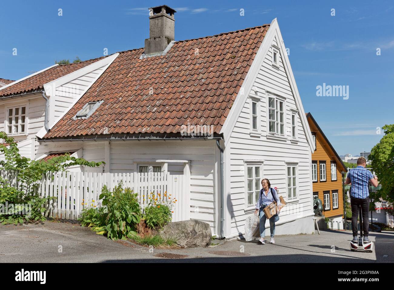Gente che cammina attraverso le strade tradizionali di Stavanger in Norvegia Foto Stock