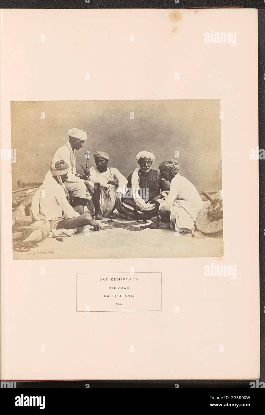 Ritratto di cinque proprietari terrieri (Zemindars) di origine Jat; Jat Zemindars. HINDOOS. Rajpootana. . Foto Stock