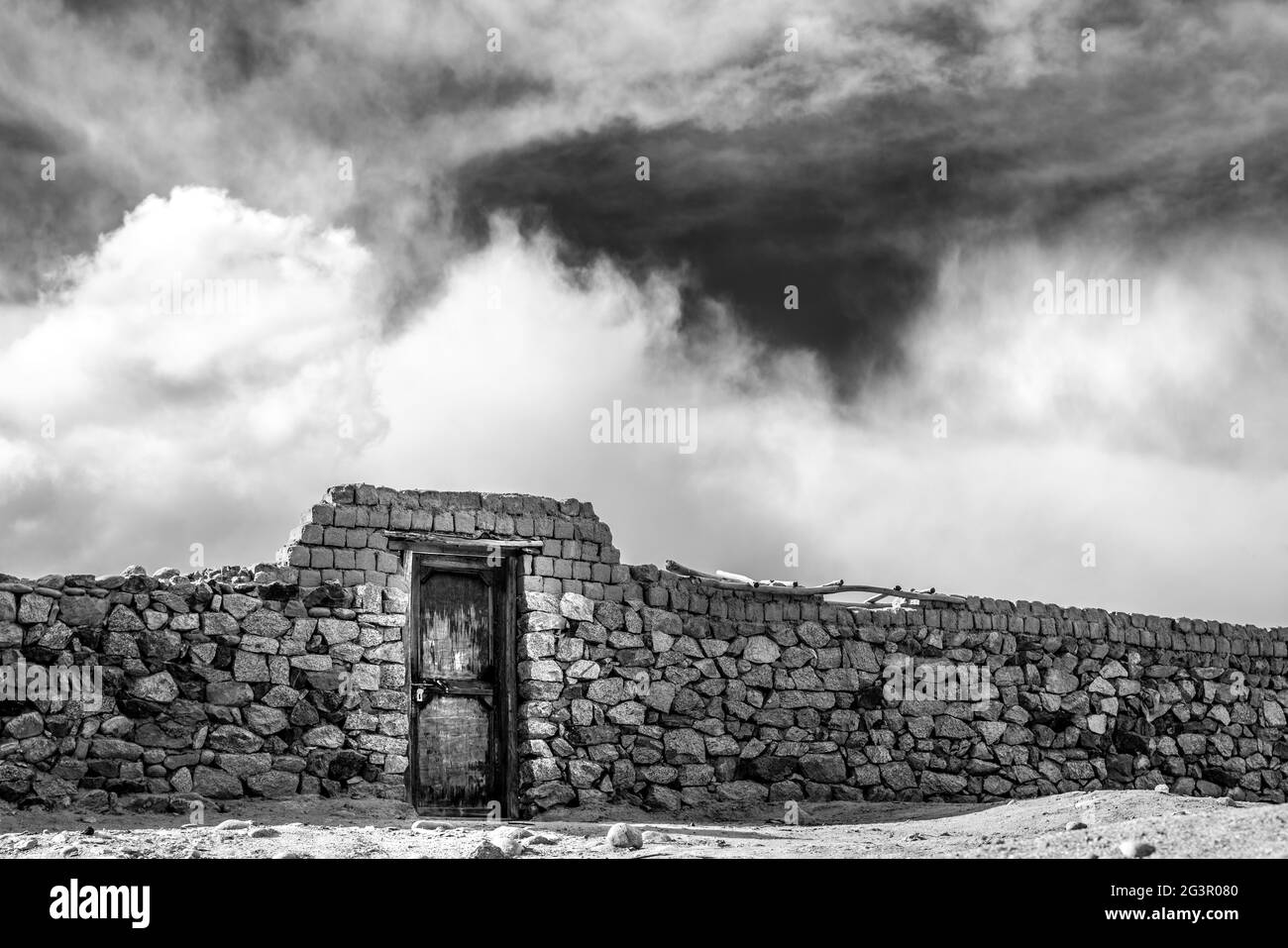 Immagine astratta con parete in pietra e cielo Foto Stock