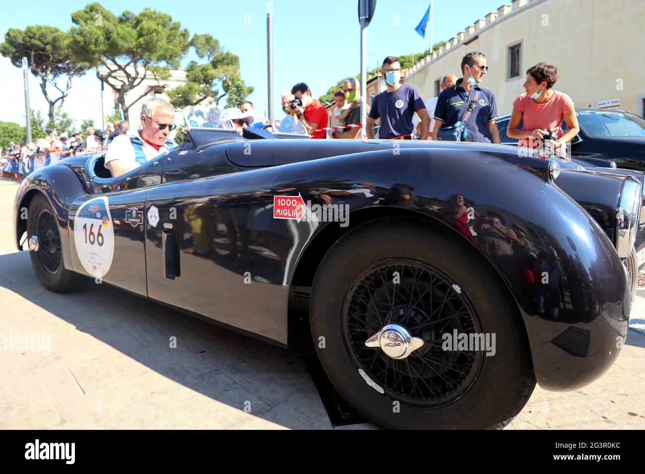 Castiglioncello, Italia. 17 Giugno 2021. Una Jaguar nera che prende la strada dopo la sosta di Castiglioncello, Toscana, durante la tappa 2, settore 3 (Viareggio-Roma) della 1000 miglia Race entro il 17 giugno 2021. La 39a edizione della riedizione della corsa storica, che si tiene dal 1927 al 1957, si svolge dal 16 al 19 giugno 2021. (ELISA Gestri/Sipausa) Credit: Sipa USA/Alamy Live News Foto Stock