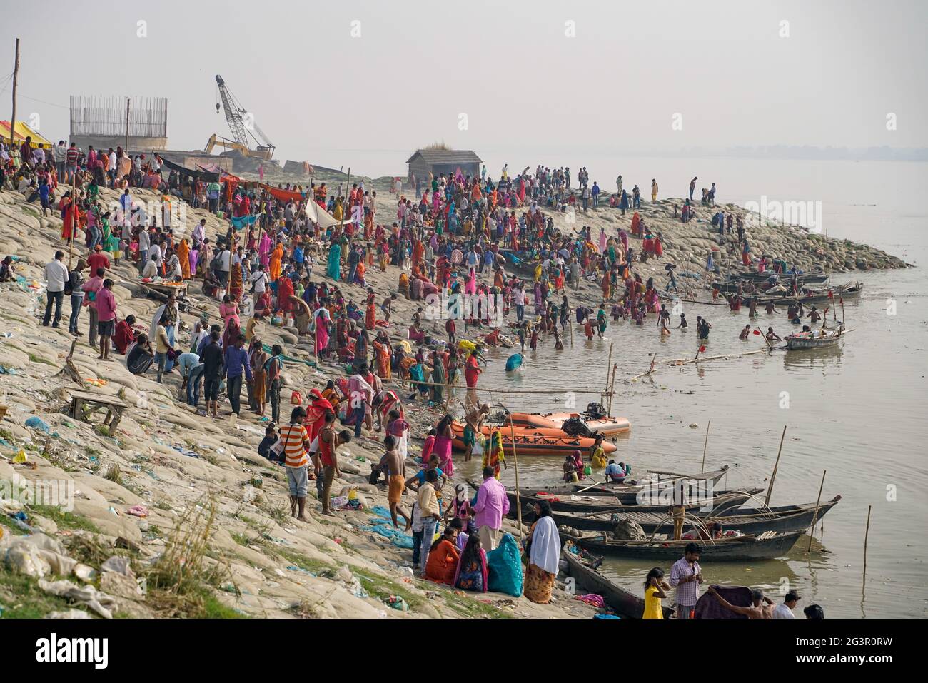 Varanasi/India-09.11.2018:la gente che si lava in acqua Santa di Ganga Foto Stock