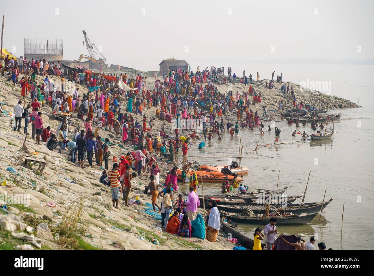 Varanasi/India-09.11.2018:la gente che si lava in acqua Santa di Ganga Foto Stock