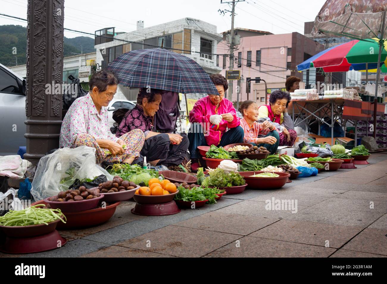 Wando/Corea del Sud-01.10.2016:Donne che si siedono per strada e vendono verdure piccolo mercato Foto Stock