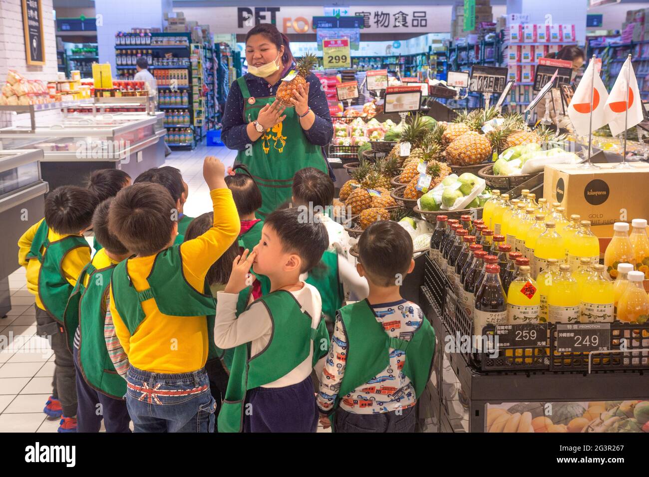 Taipei/Taiwan-25.03.2018: Bambini in escursione nel negozio Foto Stock