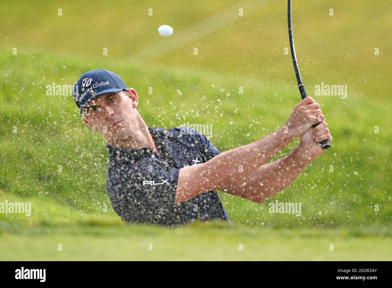 San Diego, Stati Uniti. 17 Giugno 2021. Billy Horschel degli Stati Uniti, esce dal bunker sulla decima buca durante il primo giorno di gara al 121esimo US Open Championship al campo da golf Torrey Pines di San Diego, California, giovedì 17 giugno 2021. Foto di Richard Ellis/UPI Credit: UPI/Alamy Live News Foto Stock