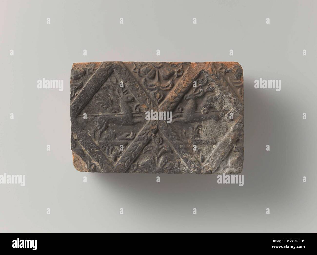 Camino di terra cotta con distribuzione a forma di diamante, con due cervi alati in due finestre. Due fuochi di terra cotta con distribuzione a forma di diamante, con due cervi alati in due diamanti. Uno con l'anno 160 .. L'altro con l'anno 1617. Foto Stock