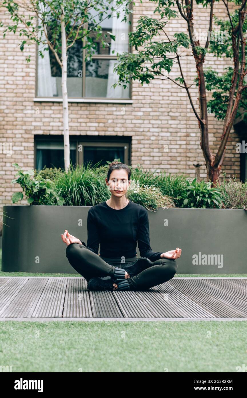 Giovane donna fare yoga Foto Stock