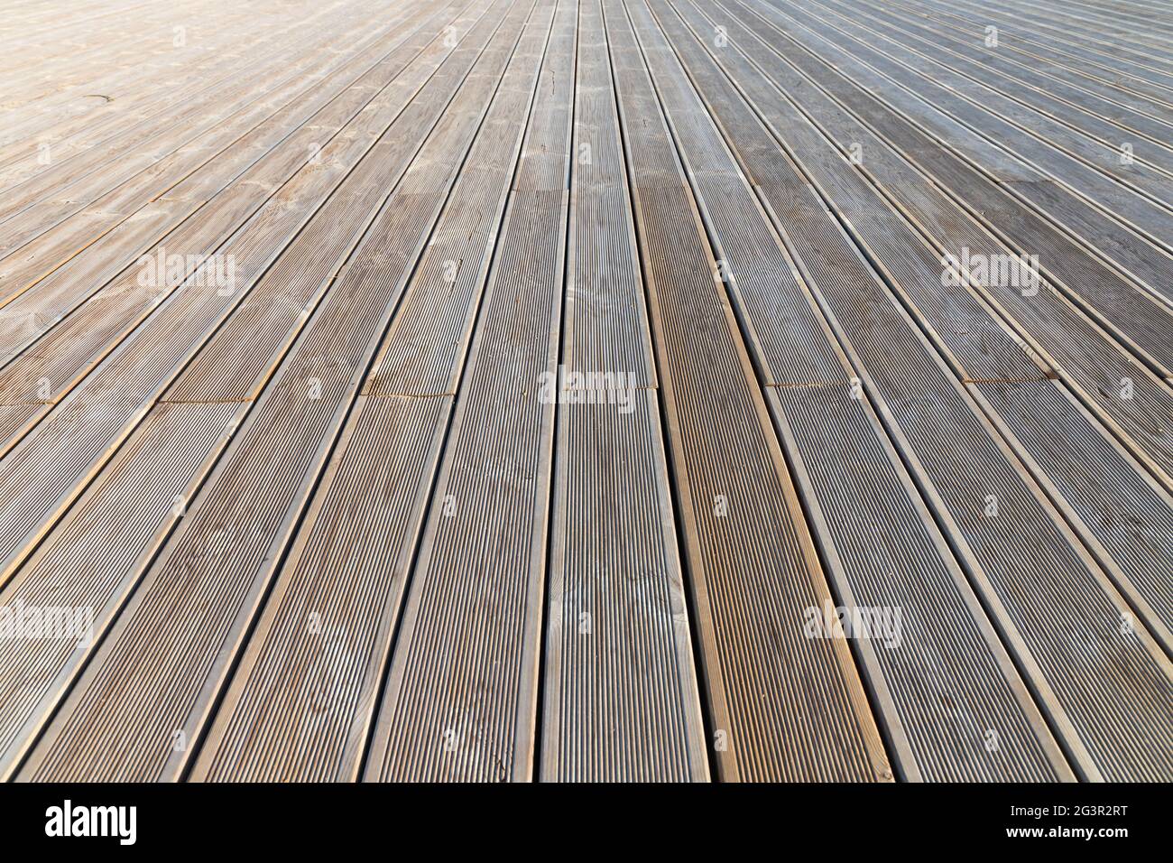 Pavimenti in legno esterno in tavole di larice, struttura fotografica di sfondo con effetto prospettico Foto Stock