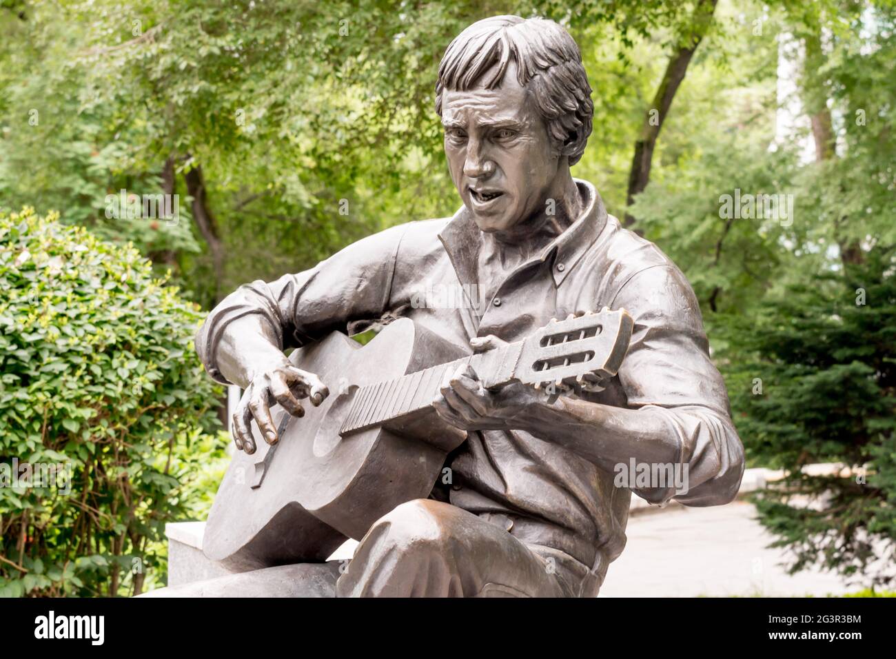 Russia, Vladivostok, 07/06/2019. Scultura del famoso cantante e attore russo Vladimir Vysotsky (1938-1980) in centro. Vysotsk Foto Stock