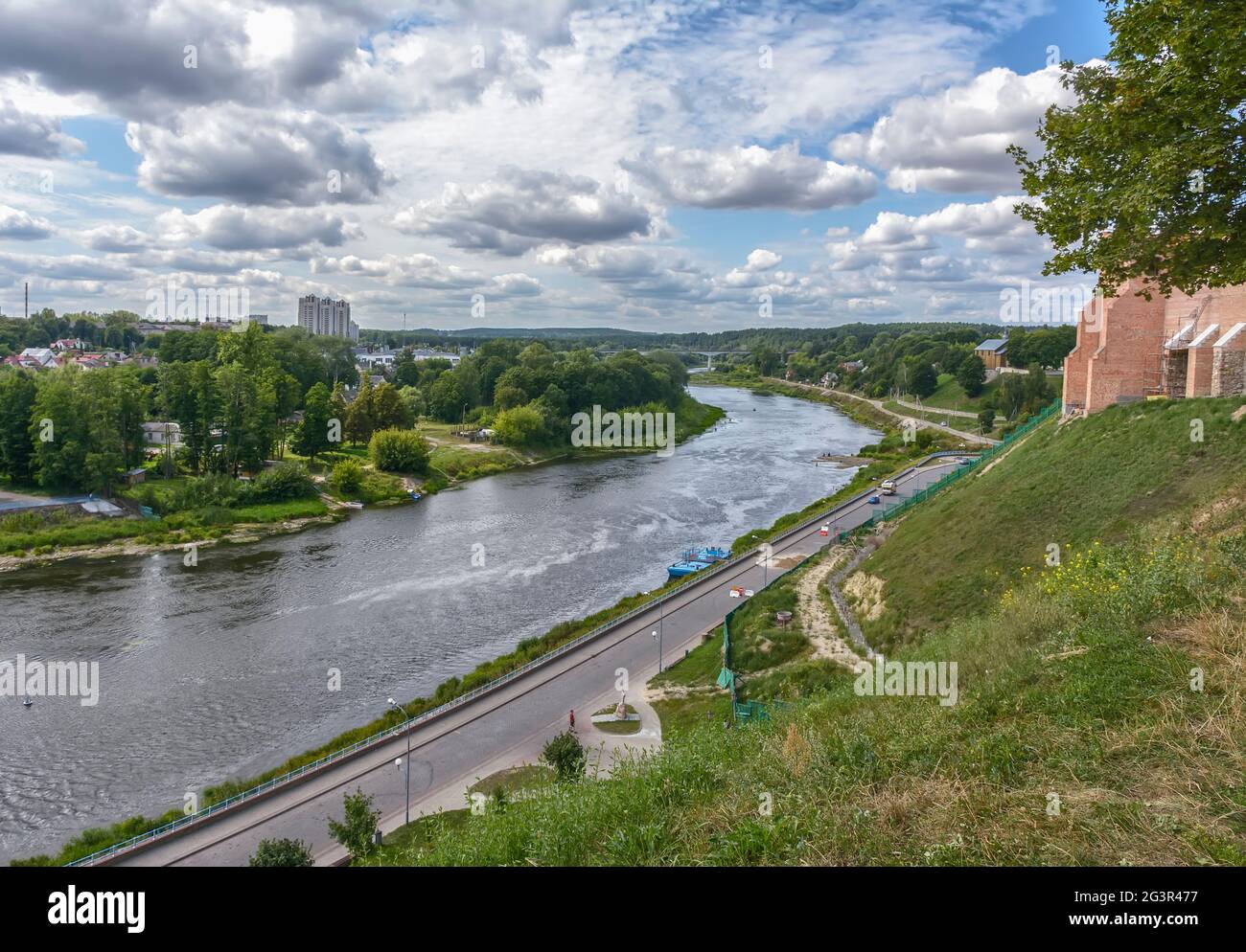 Vista del fiume Neman nella città di Grodno dall'alta riva della fortezza. Foto Stock