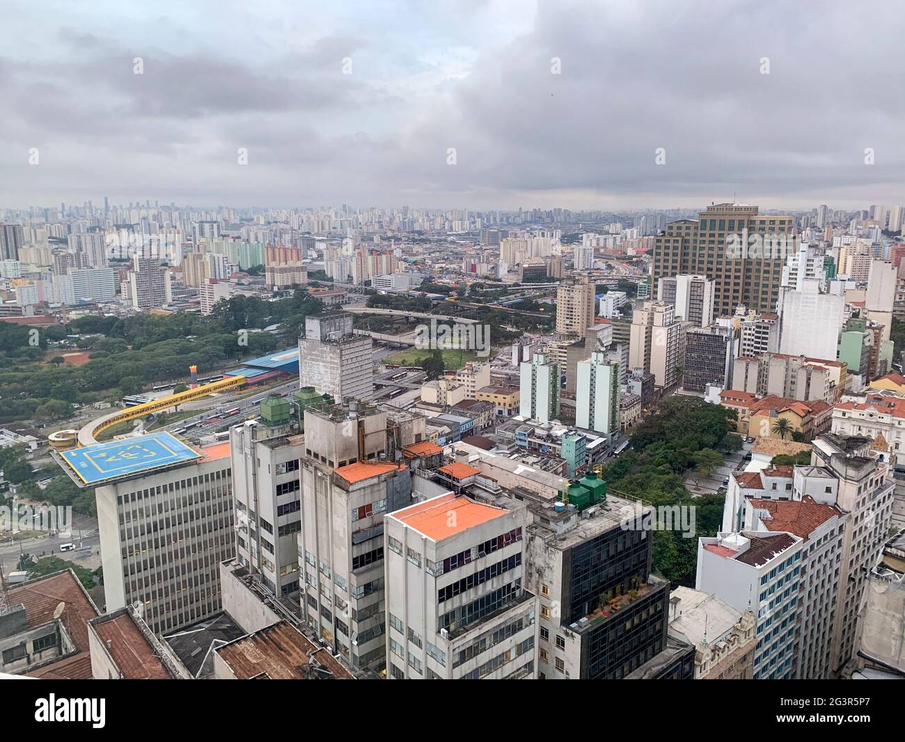 SAO PAULO, BRASILE - 11 GIUGNO 2021 - Vista panoramica di Sao Paulo in un giorno nuvoloso bianco e nero B&W compreso il centro di Paulista Avenue edifici famosi A. Foto Stock