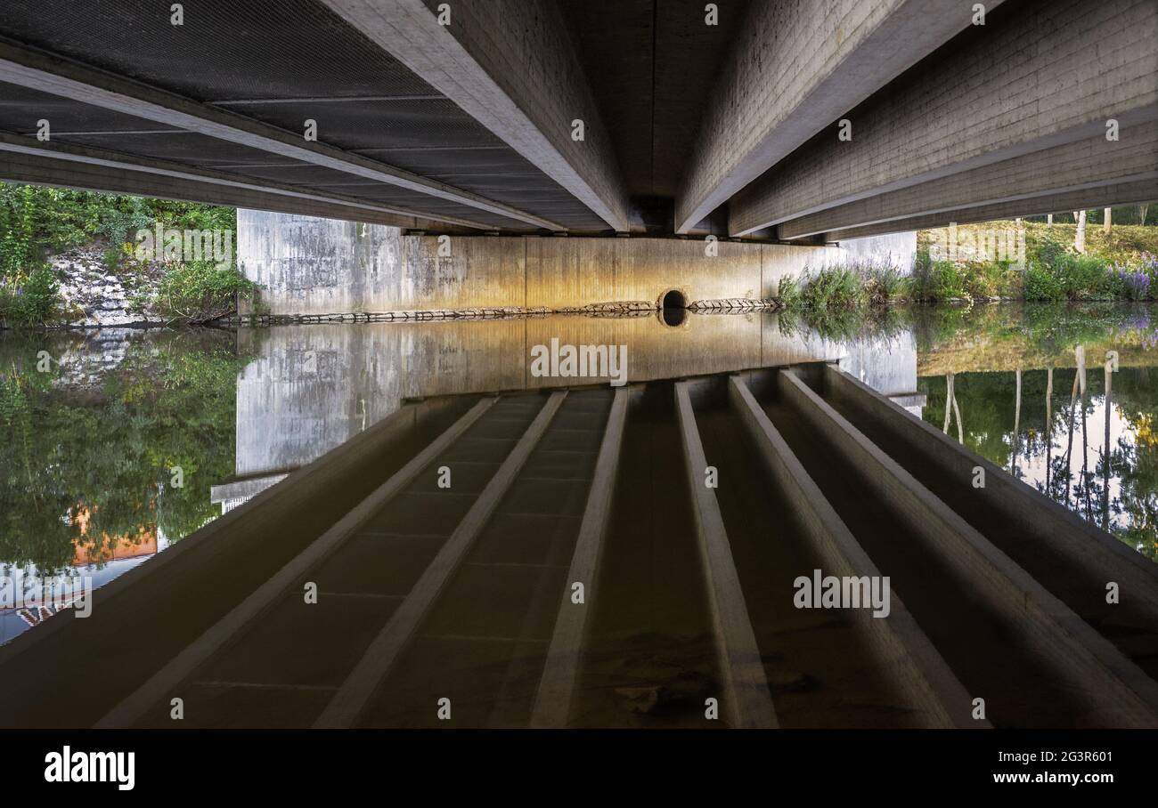 Mirrorings sotto il ponte Foto Stock