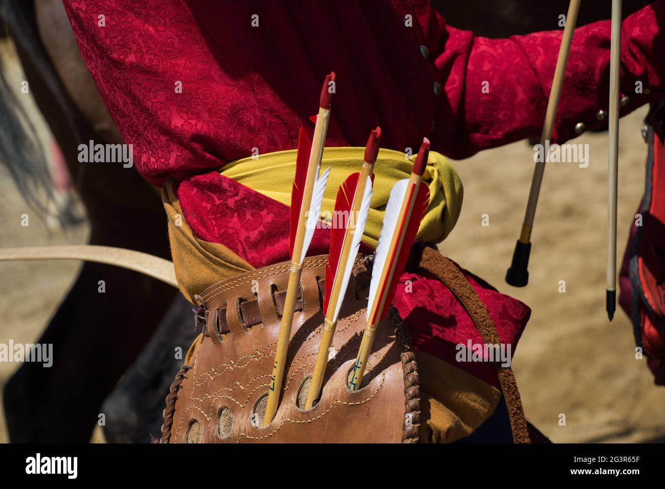 Equitazione con archer in abiti etnici a cavallo Foto Stock