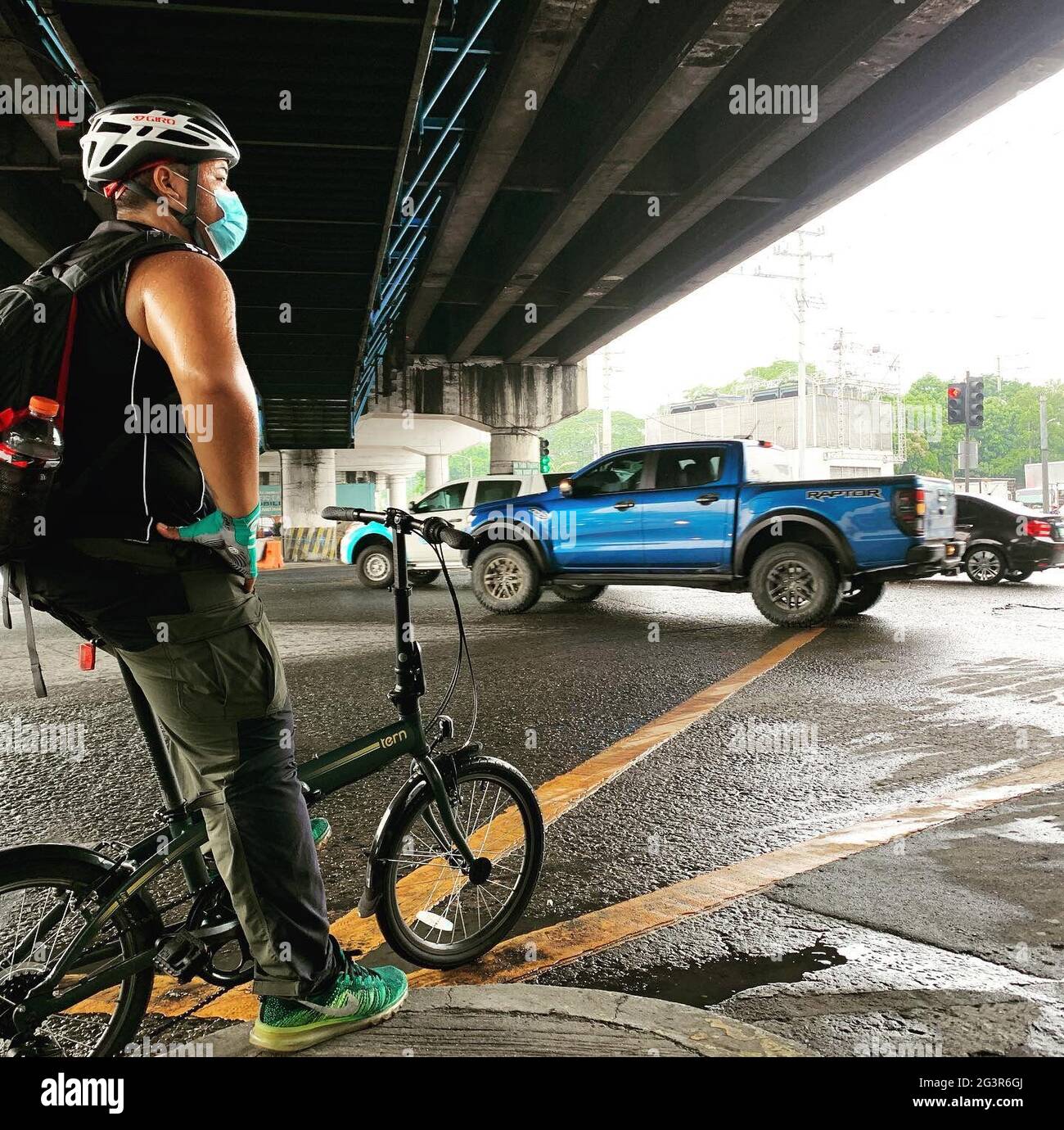 I volontari contano le biciclette in alcune delle strade più trafficate di Metro Manila mentre raccolgono dati che contribuiranno a stabilire la necessità di una cultura della bicicletta più sicura ed efficiente nel paese. Filippine. Foto Stock