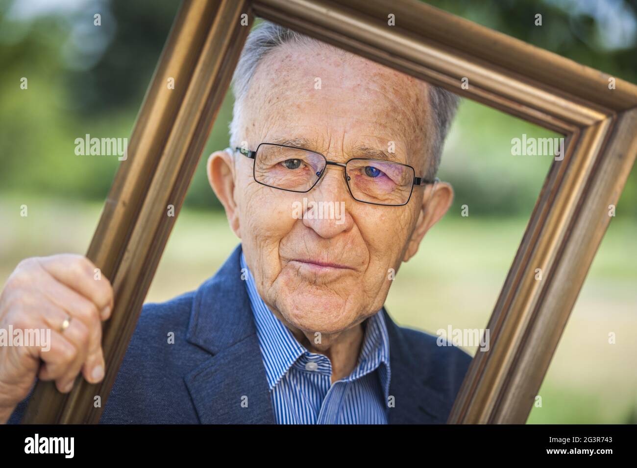 Guarda attraverso una cornice fotografica del pensionato Foto Stock