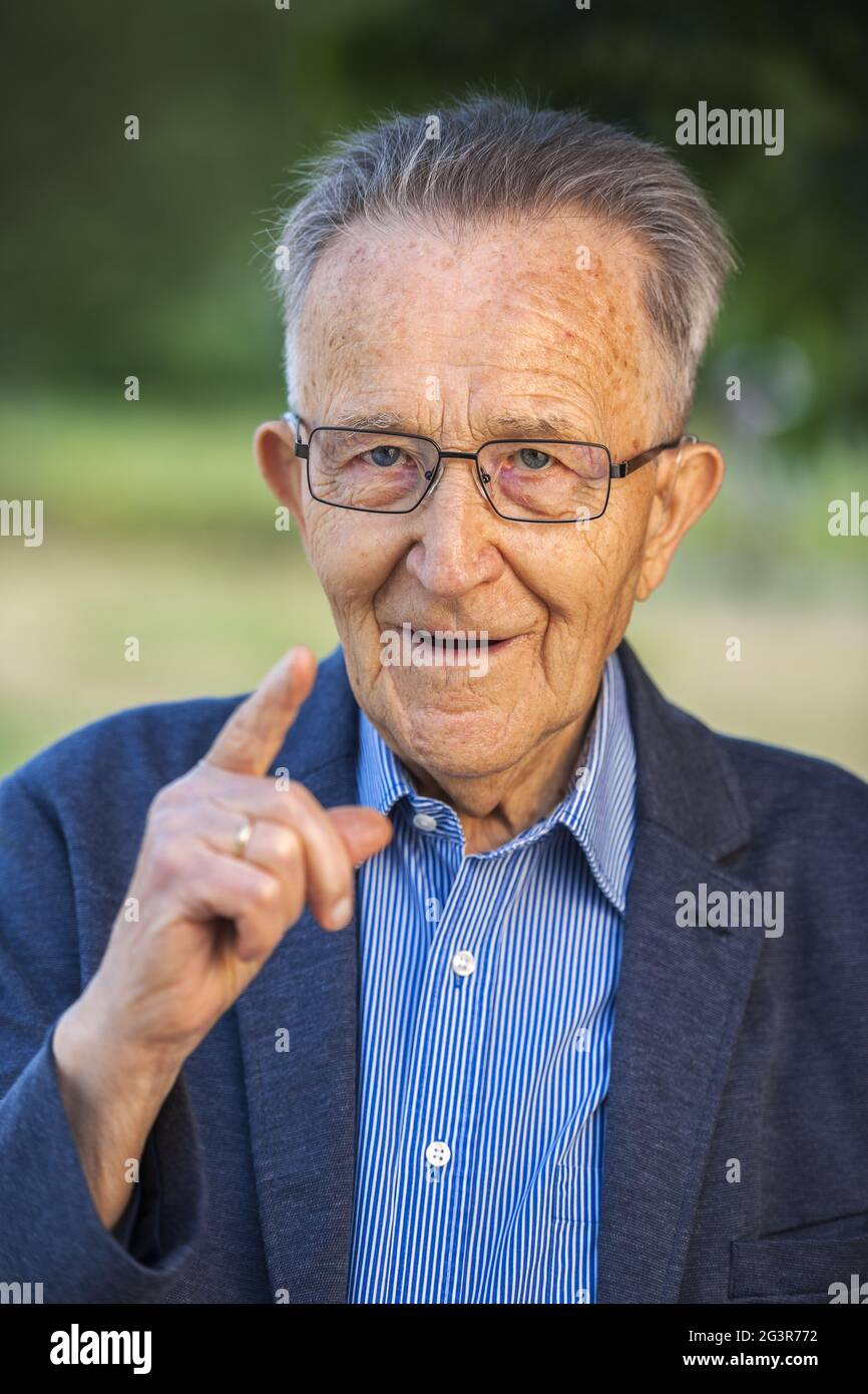 Ammonire il pensionato Foto Stock