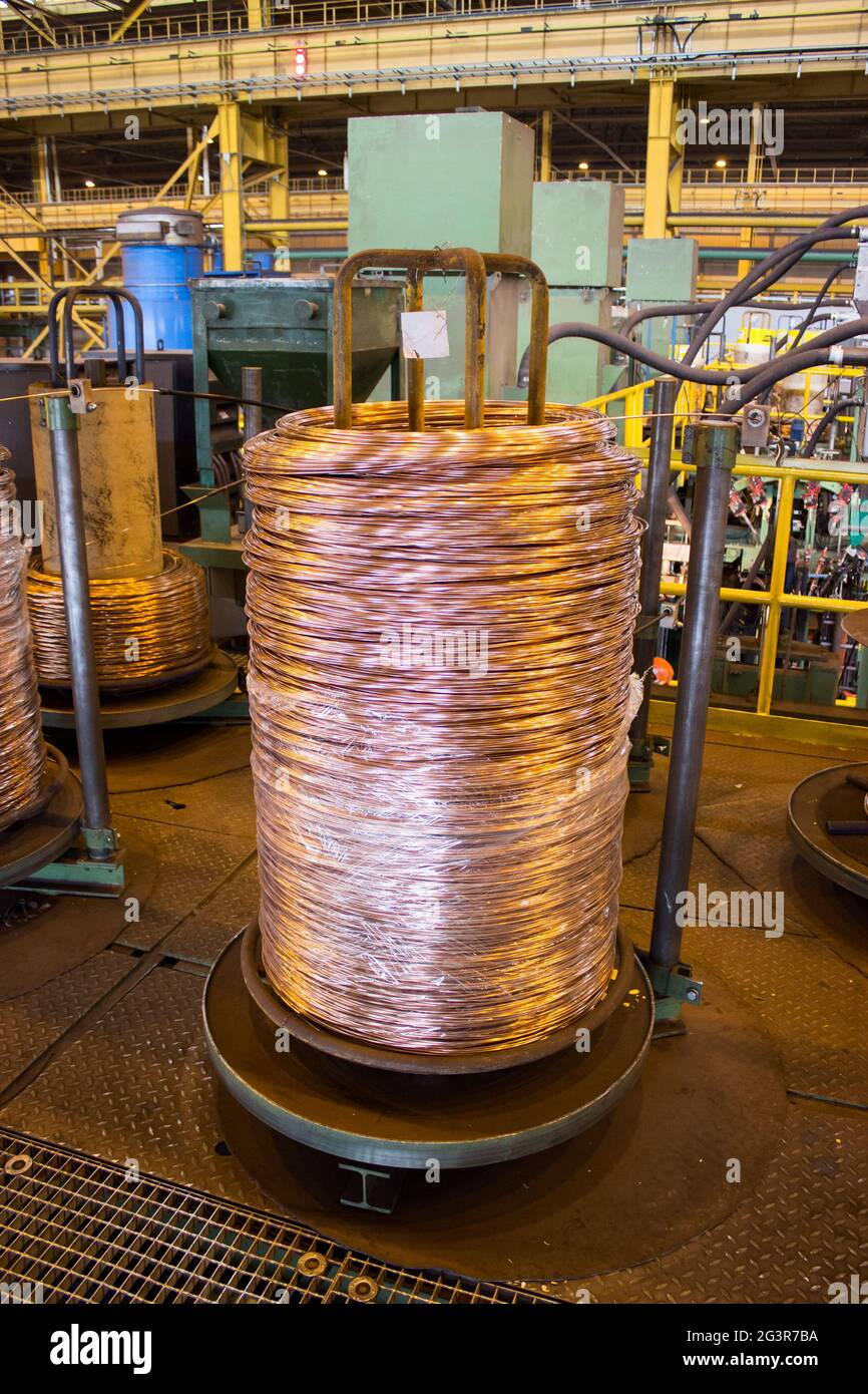 Filo di rame arrotolato in grande bobina industria non ferroso metallo, nessuno Foto Stock