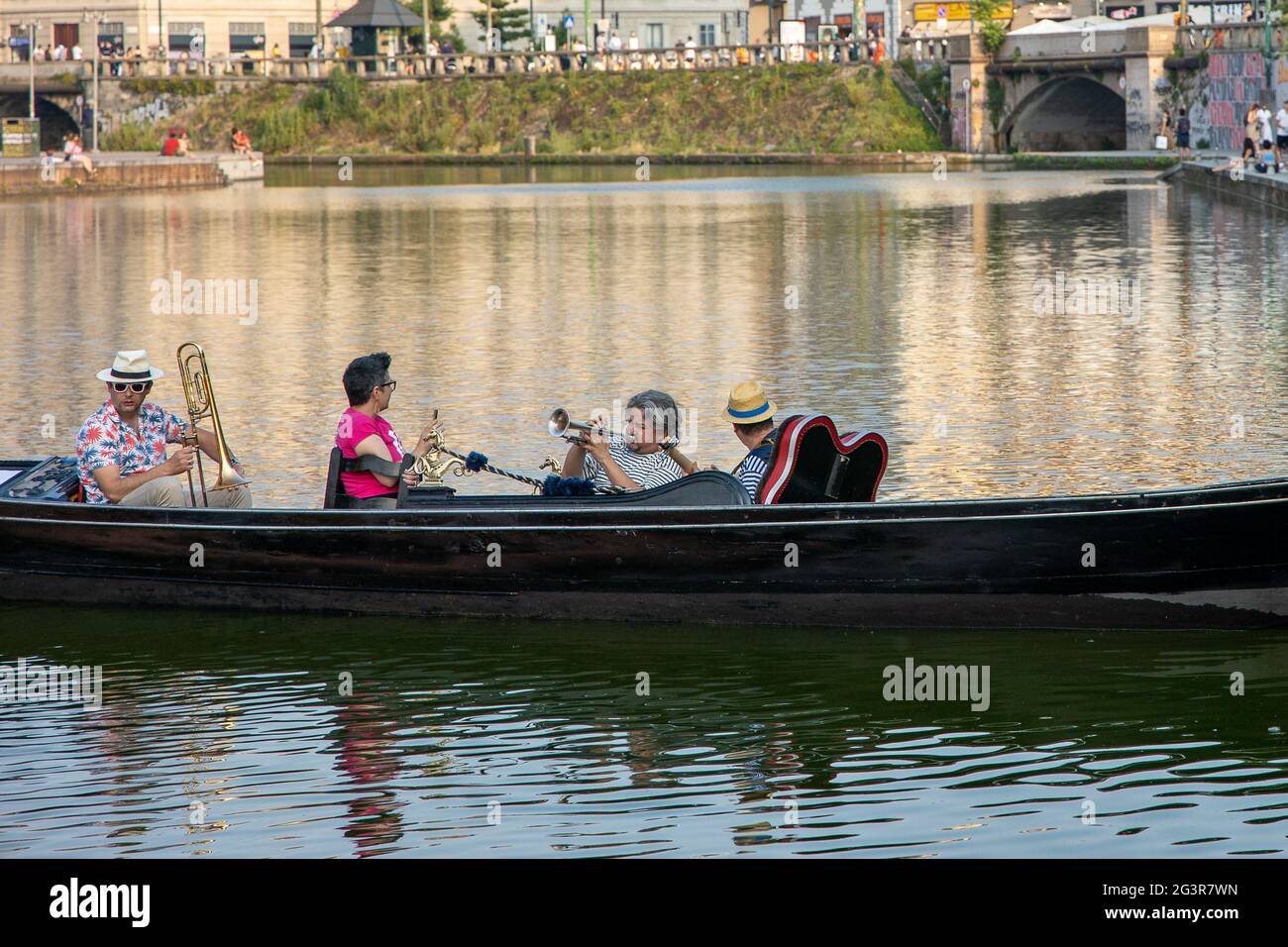 Milano, Italia - 17 2021 giugno - concerto in gondola al tramonto per motivi di beneficenza. Lotta contro l'associazione oncologica. Credit: Christian Santi/Alamy Live News Credit: Christian Santi/Alamy Live News Foto Stock