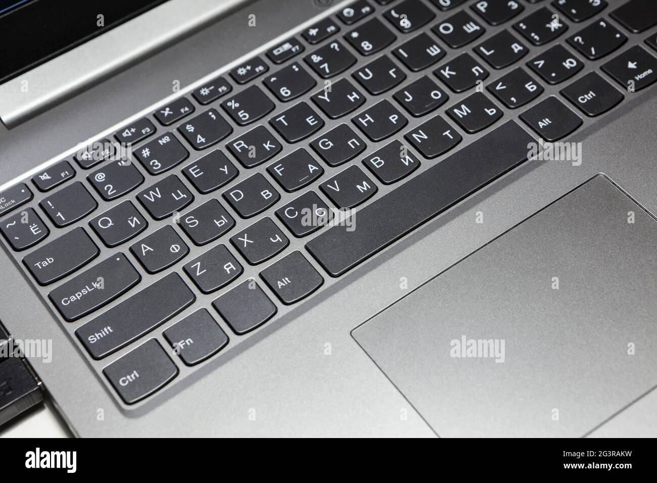 Tastiera e touchpad argento per notebook, vista ravvicinata Foto Stock
