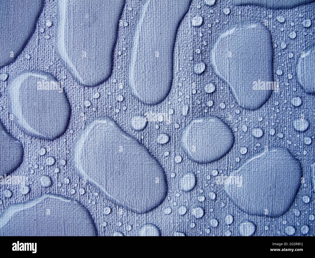 Gocce di pioggia su una tovaglia blu orizzontale Foto Stock