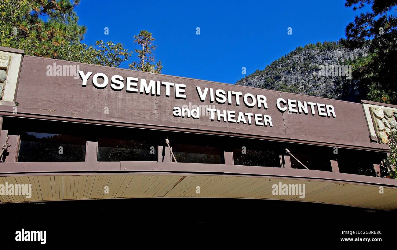 Centro visitatori e teatro del parco nazionale Yosemite, California Foto Stock