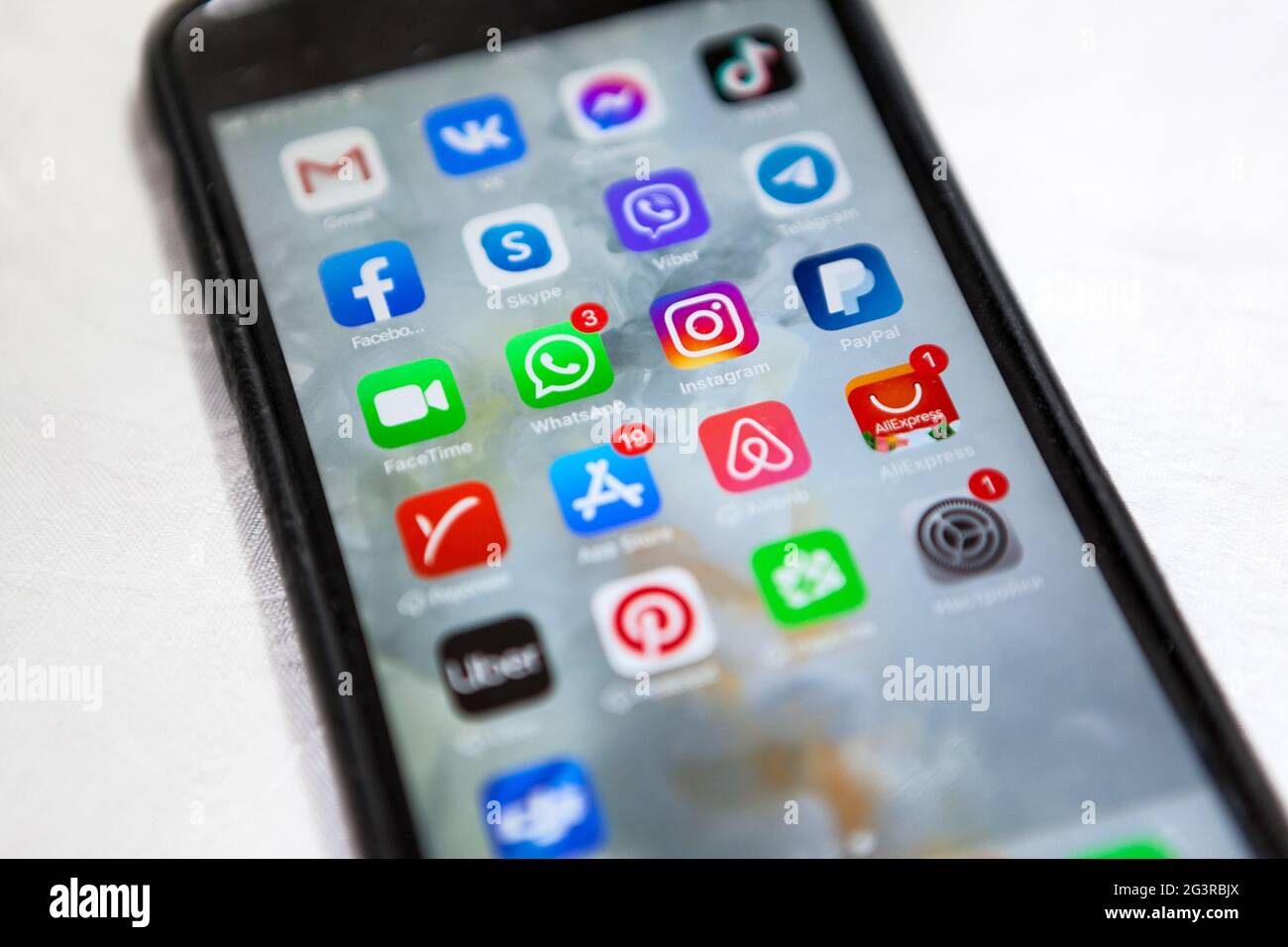 San Pietroburgo, Russia-circa Mar, 2021: Cellulare Apple iPhone con icone di social media come Facebook, Instagram, Viber, WhatsApp applicazioni su sc Foto Stock