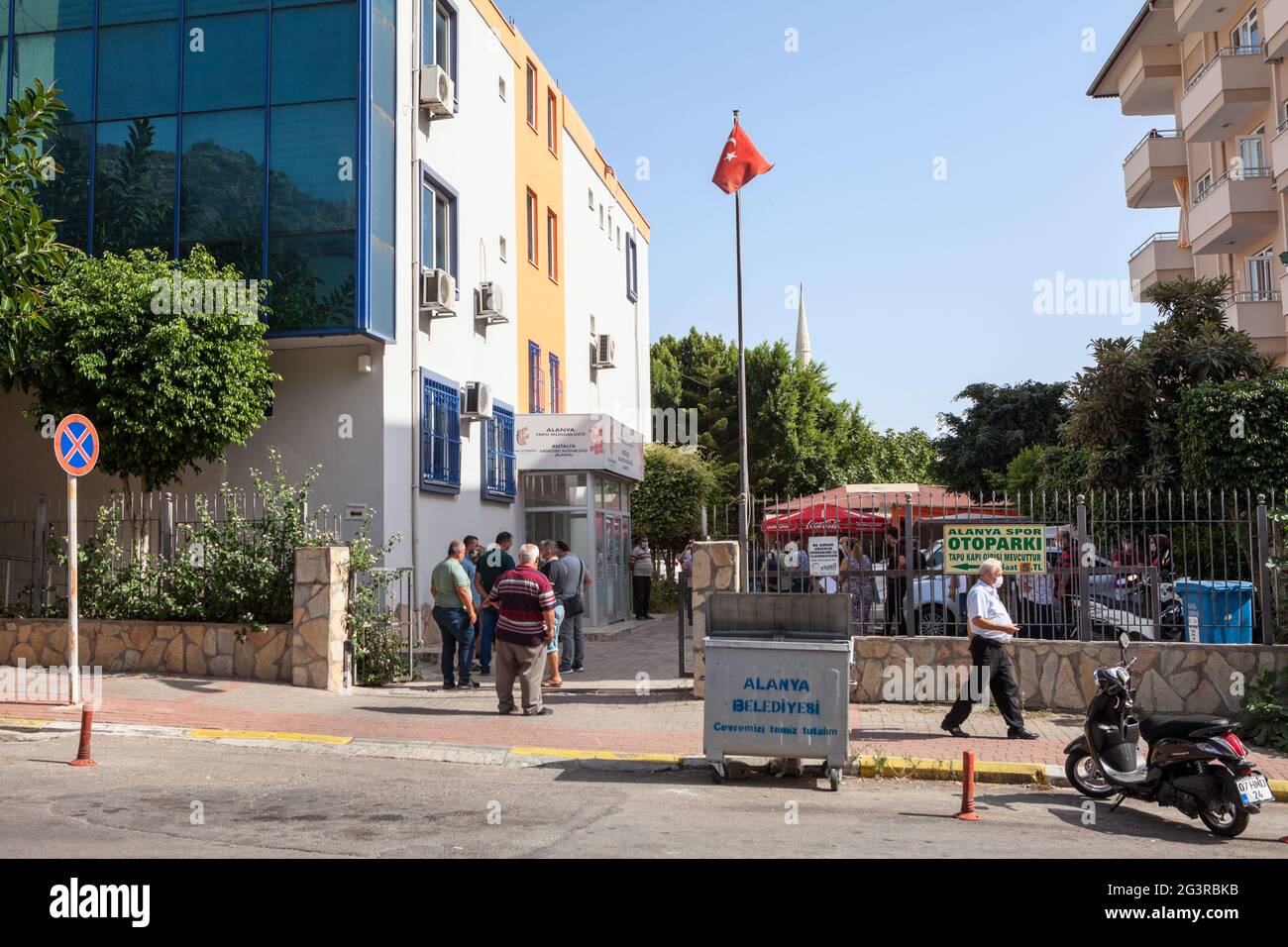 Alanya, Turchia-circa ottobre 2020: Costruzione del Registro Alanya Land e uffici catastre. Le persone aspettano il loro turno all'aperto a causa di pandemia. Funziona in Foto Stock Alanya, Turchia-circa ottobre 2020: Costruzione del Registro Alanya Land e uffici catastre. Le persone aspettano il loro turno all'aperto a causa di pandemia. Funziona in Foto Stock