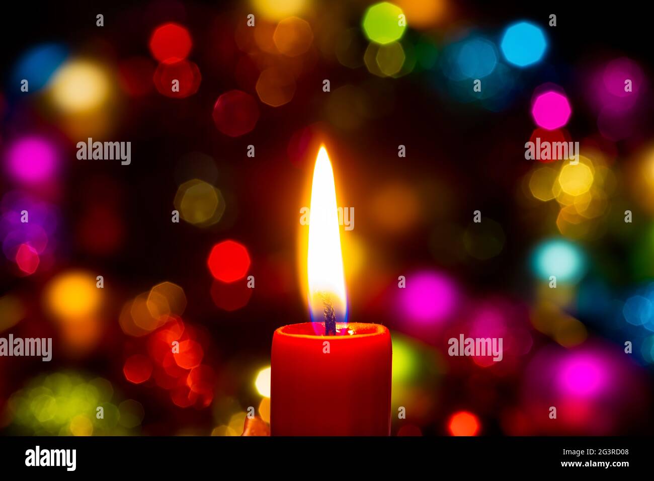 Natale, candela di Natale, primo avvento, candela accesa, bokeh morbido, luce a lume di candela, primo piano, fiamma Foto Stock