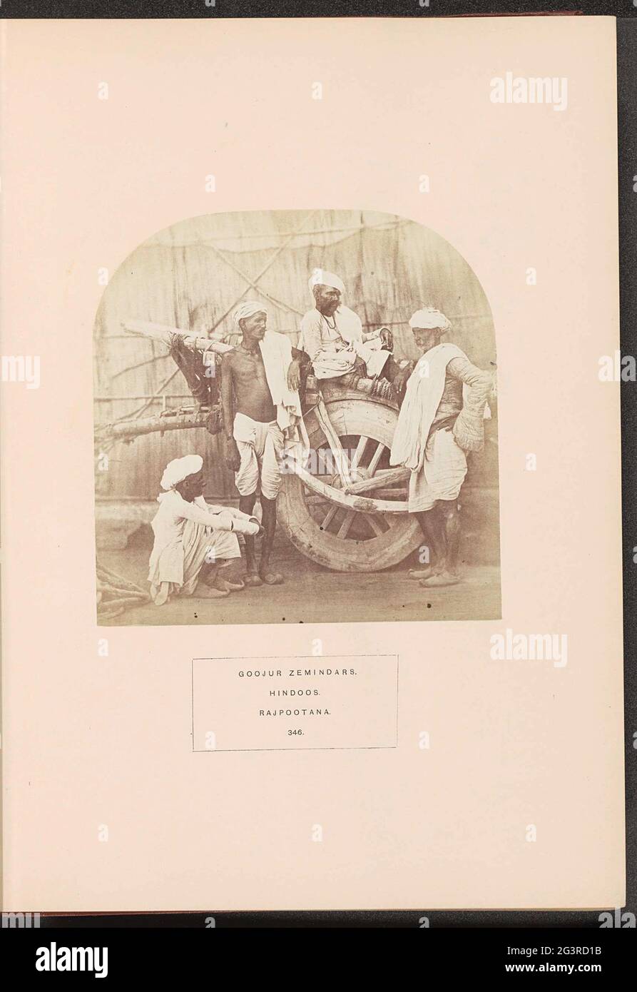 Ritratto di quattro proprietari terrieri (Zemindars) su un carro di legno; Jat Zemindars. HINDOOS. Rajpootana. . Foto Stock