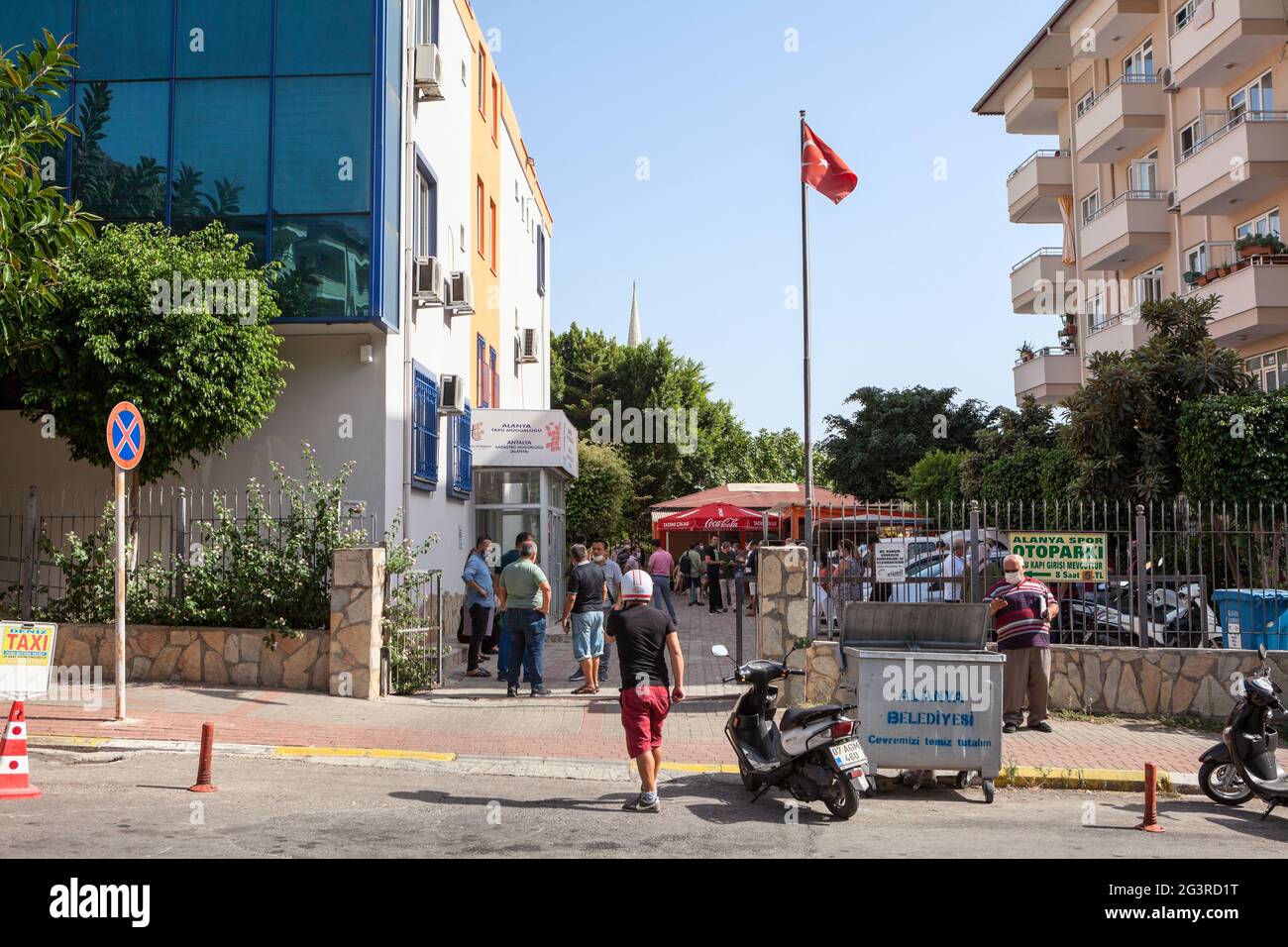 Alanya, Turchia-circa ottobre 2020: Costruzione del Registro Alanya Land e uffici catastre. La gente aspetta il loro turno all'aperto. Funziona in amministrazione pubblica Foto Stock