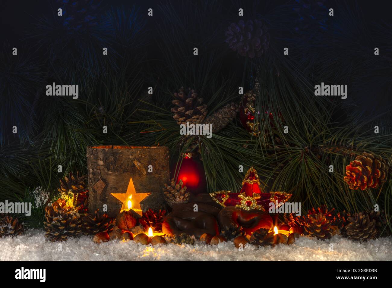Natale cottura ricetta natale cannella stelle candele lanterna mele di pino, notte Santa Foto Stock