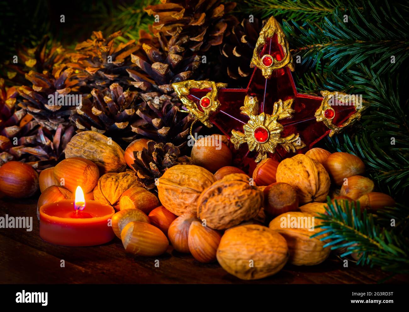 Natale cottura ricetta natale cannella stelle candele lanterna mele di pino, notte Santa Foto Stock