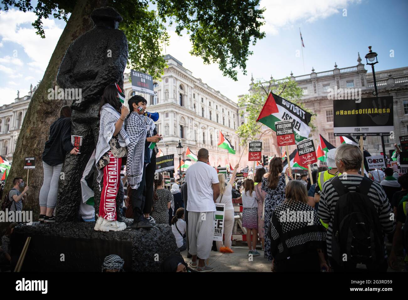 Whitehall, Londra, Regno Unito. 12 giugno 2021. Migliaia di manifestanti organizzano una protesta fuori da Downing Street a Londra in coincidenza con il vertice del G7 taki Foto Stock