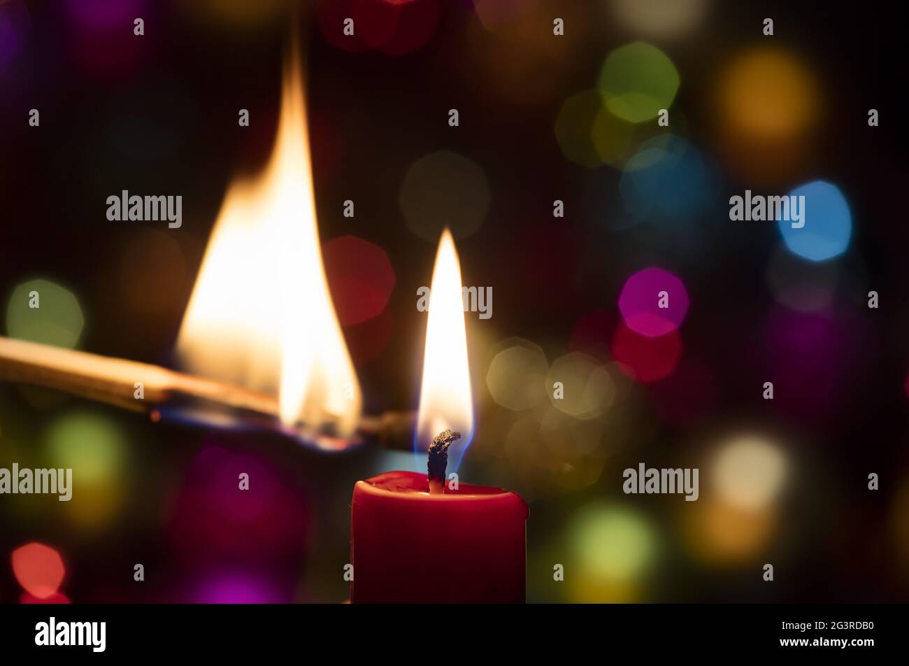 Candela di luce con fiammifero, fuoco aperto, candela di luce, natale, notte Santa, natale, candela fiamma Foto Stock