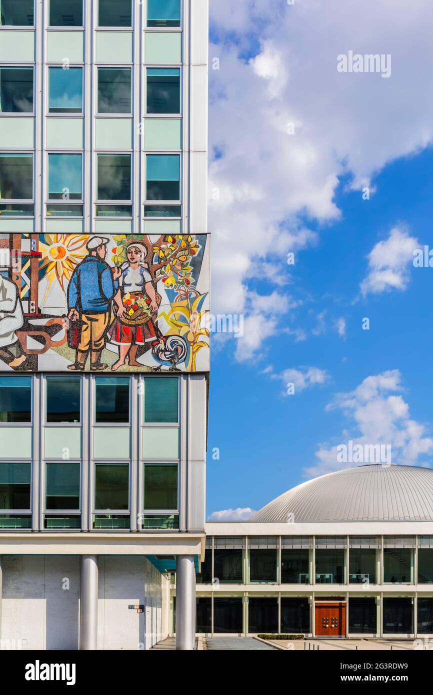 Berlino, DDR, Achitecture della Germania orientale, Casa degli insegnanti, Art Design in stile comunista Alexanderplatz Foto Stock