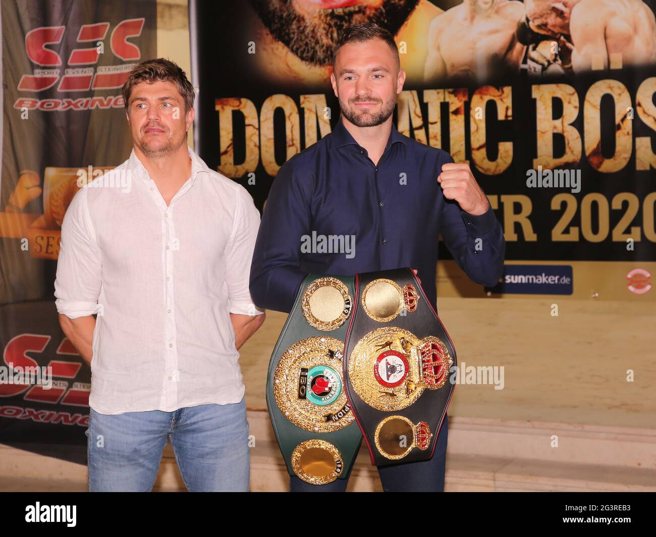 Ses Boxing Coach Dirk Dzemski e Boxer Dominic BÃ¶sel WBA interim IBO campione mondiale di pesi leggeri Foto Stock