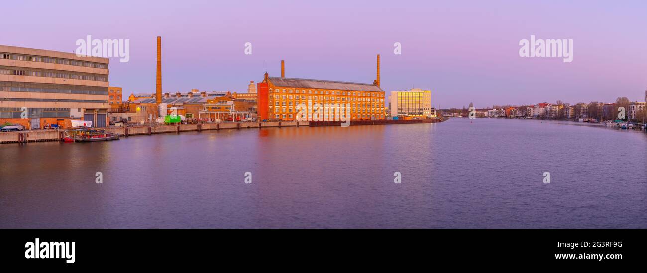 Berlino, Spree, OberschÃ¶neweide, Panorama, Spreeknie, HTW, edifici industriali, area industriale Foto Stock