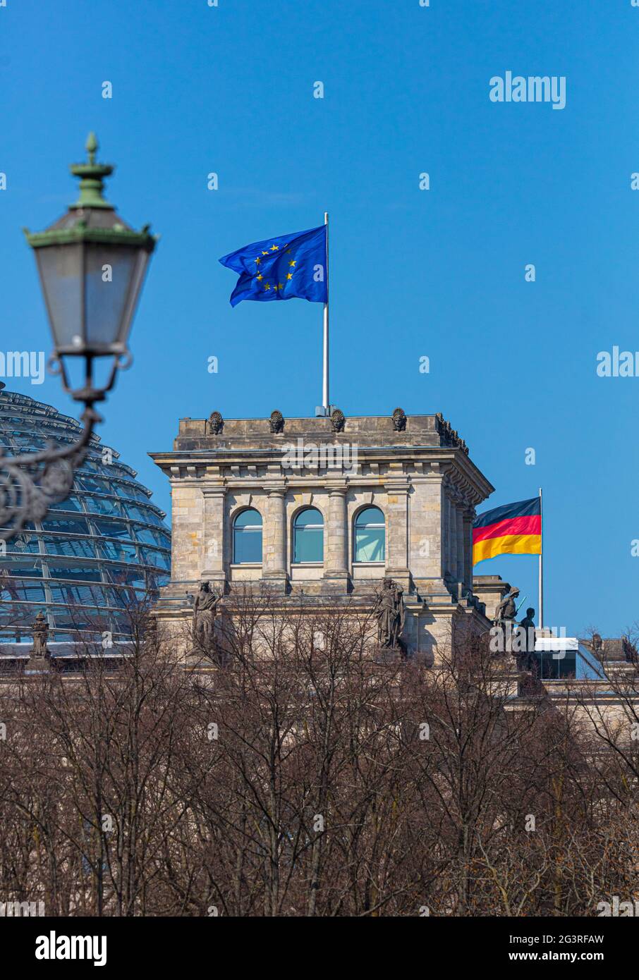Berlino Reichstag con sventolare la bandiera tedesca dell'ue, la politica tedesca, la democrazia, la costruzione del governo, la germania Foto Stock